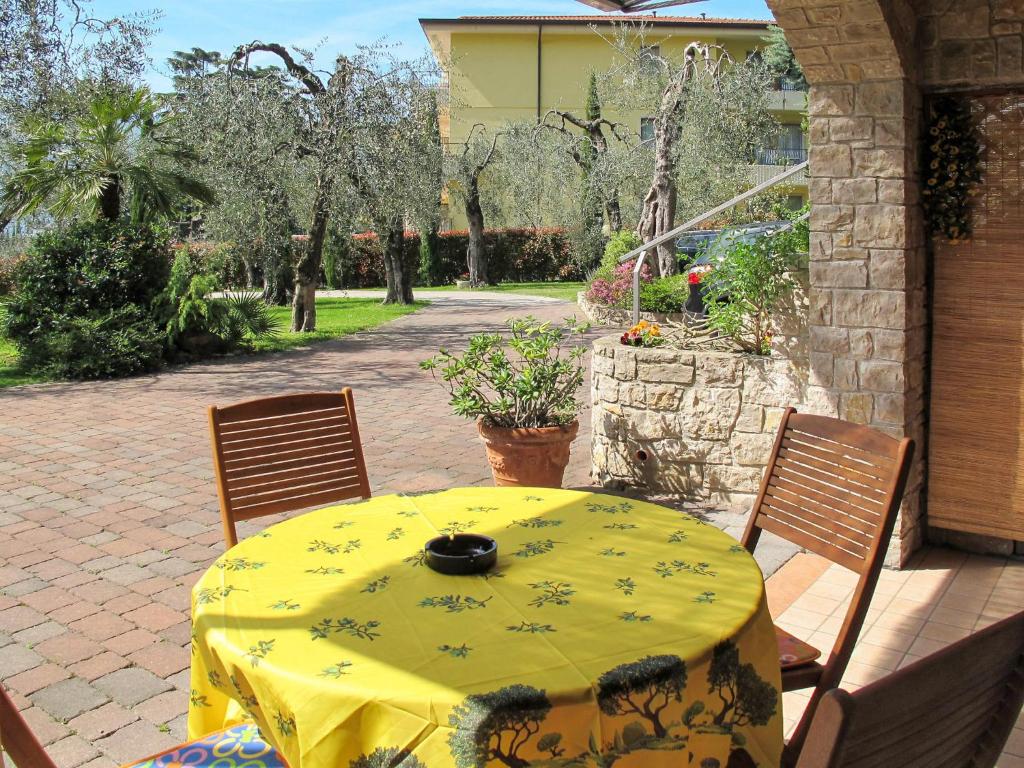 マルチェージネにあるApartment Villa Rizzardi-3 by Interhomeのパティオ(テーブルと黄色のテーブルクロス付)