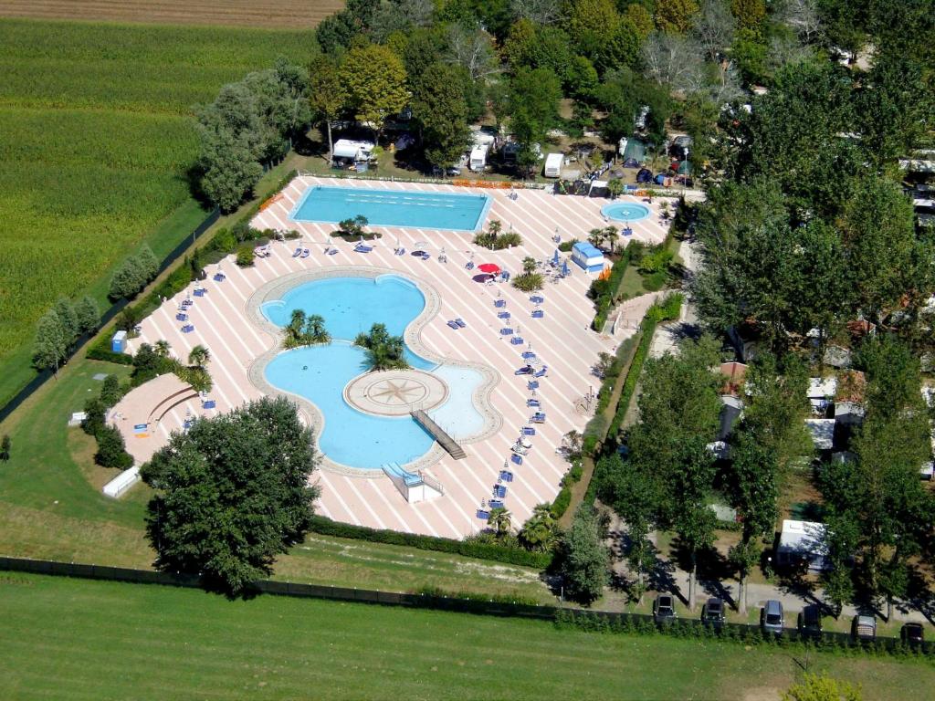 an overhead view of a swimming pool in a park at Holiday Home Camping Laguna Village by Interhome in Porto Falconera