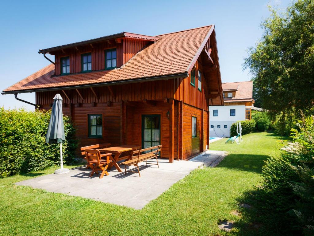 Casa de madera con mesa de picnic y sombrilla en Holiday Home Sonnleiten-3 by Interhome, en Schlierbach