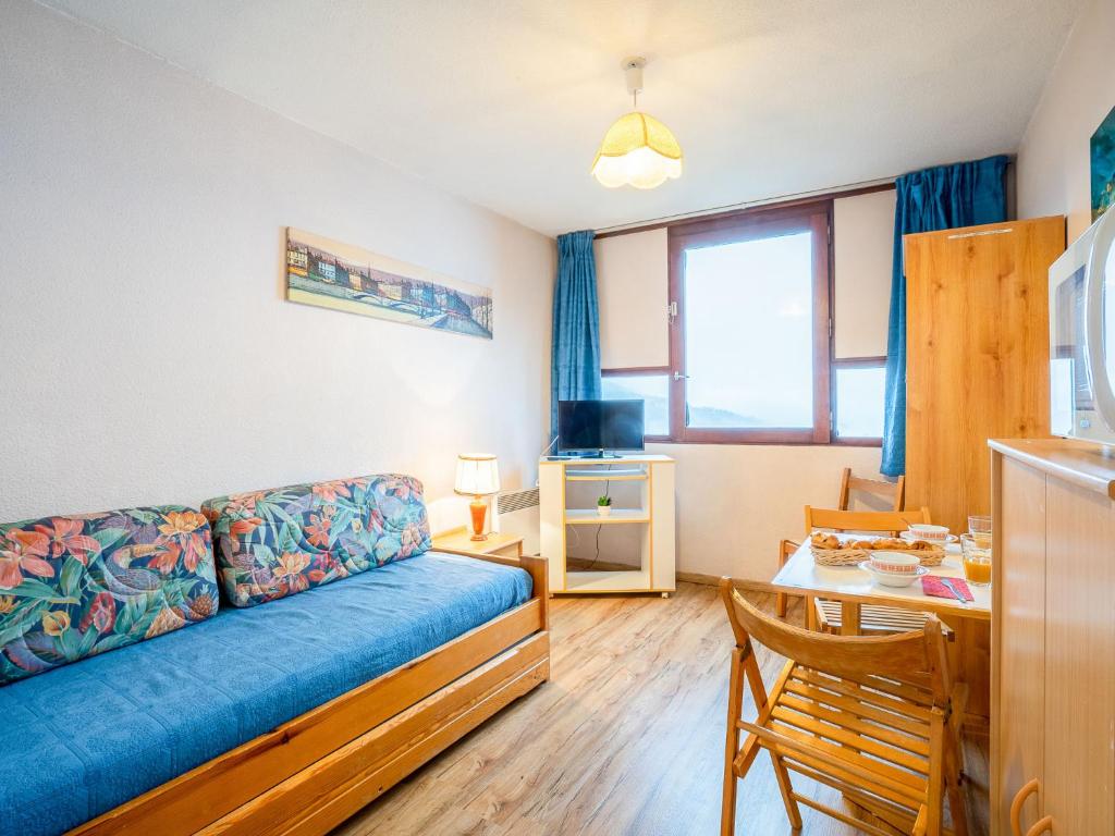 un salon avec un canapé et une table dans l'établissement Studio Vostok Zodiaque-73 by Interhome, au Corbier