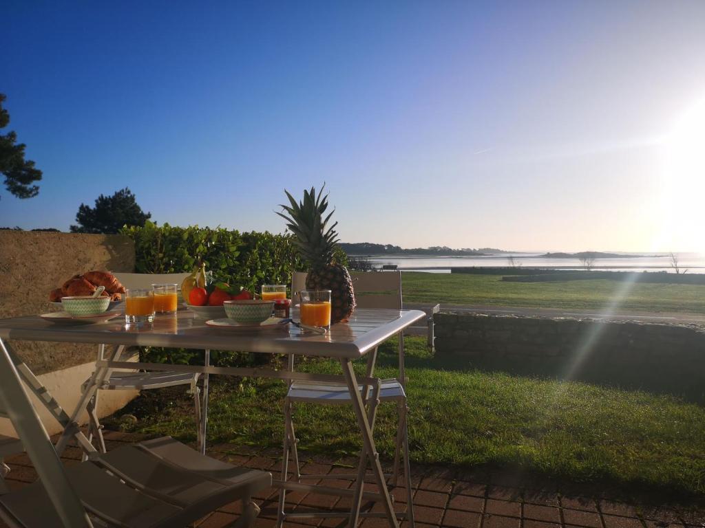 - une table avec de la nourriture et du jus d'orange sur une terrasse dans l'établissement Apartment MEN DU-1 by Interhome, à Carnac