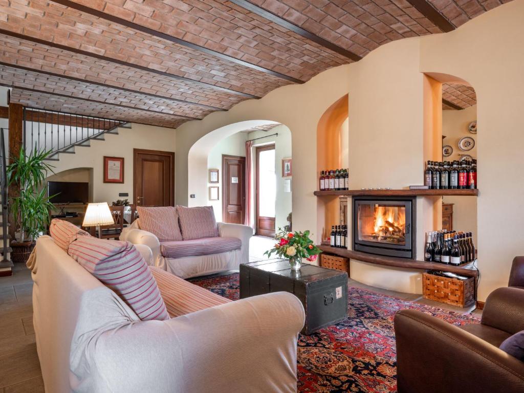 salon z kanapami i kominkiem w obiekcie Holiday Home General Massena - NAZ112 by Interhome w mieście Bene Vagienna