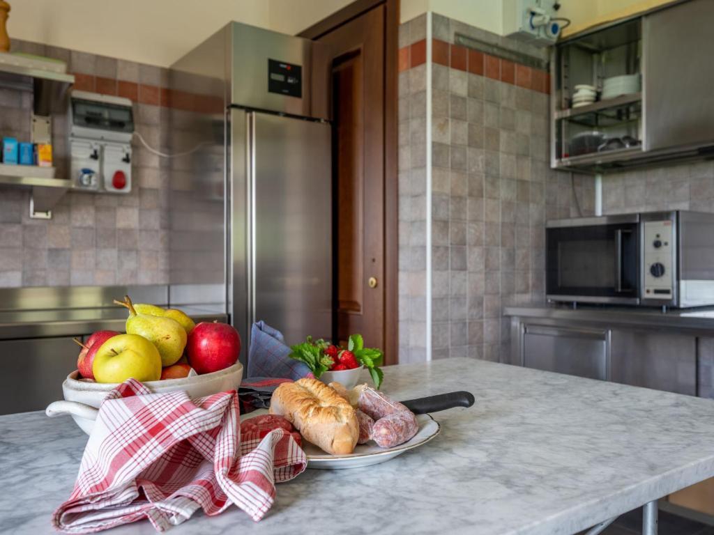 Kuchnia lub aneks kuchenny w obiekcie Holiday Home General Massena - NAZ112 by Interhome
