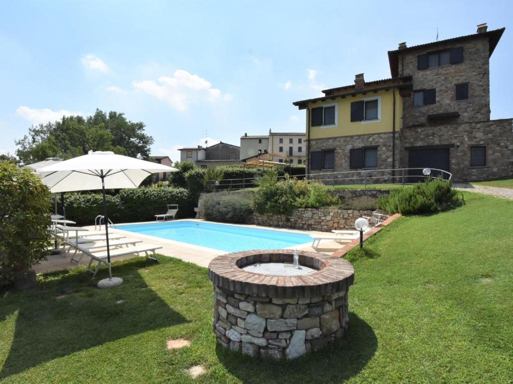 um quintal com uma piscina e uma casa em Holiday Home La Corte Bricca - Trilo Torretta by Interhome em Castana