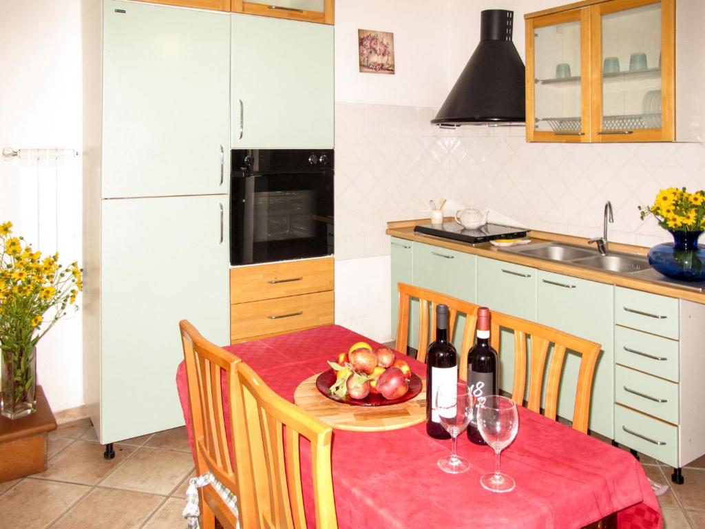 Kuchyňa alebo kuchynka v ubytovaní Apartment Le Sodole - Papavero by Interhome