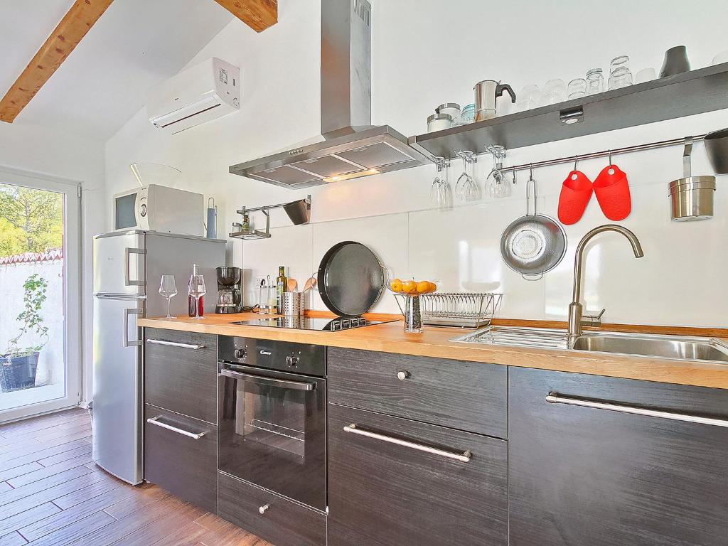una cocina con electrodomésticos de acero inoxidable y fregadero en Holiday Home Ravan by Interhome, en Brkač