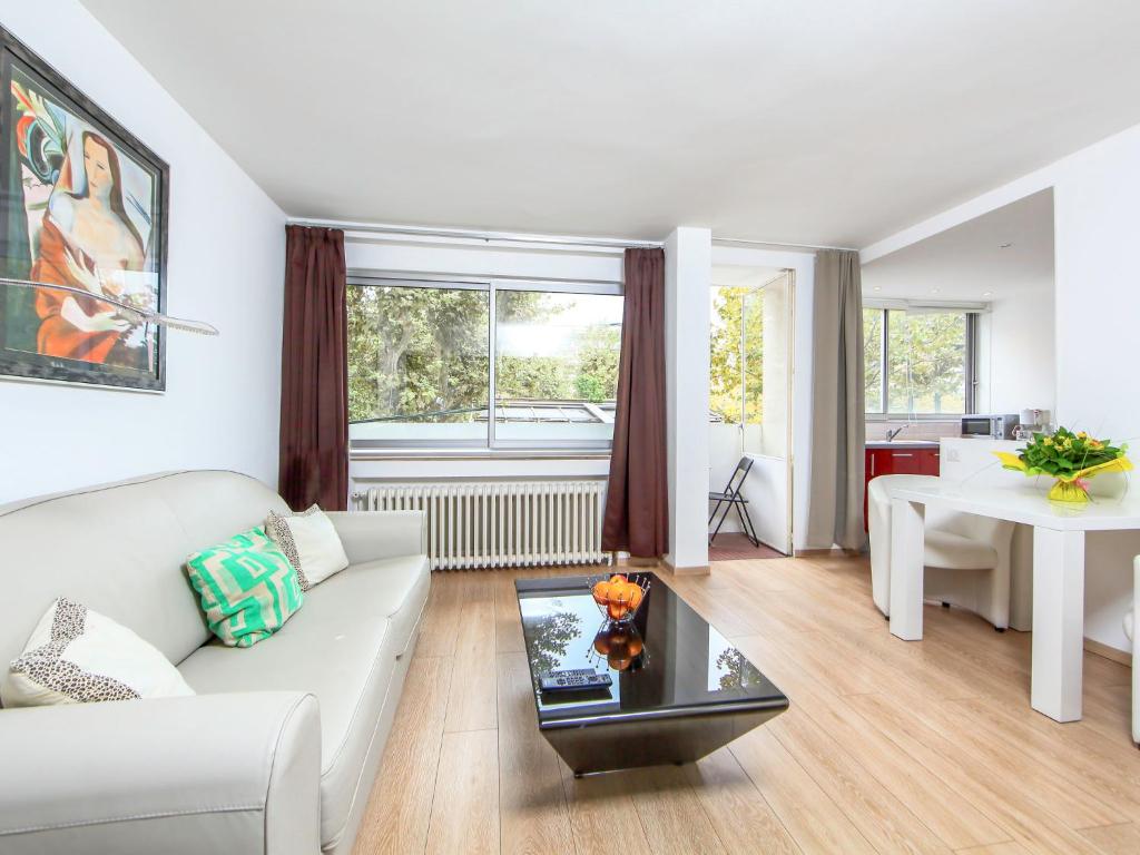 un salon avec un canapé blanc et une table dans l'établissement Apartment Le Corsaire-5 by Interhome, à Cannes