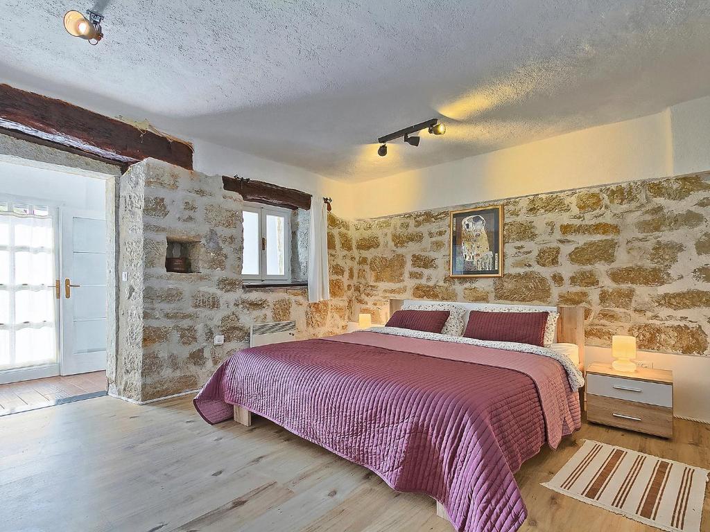 Posteľ alebo postele v izbe v ubytovaní Holiday Home Ravan by Interhome