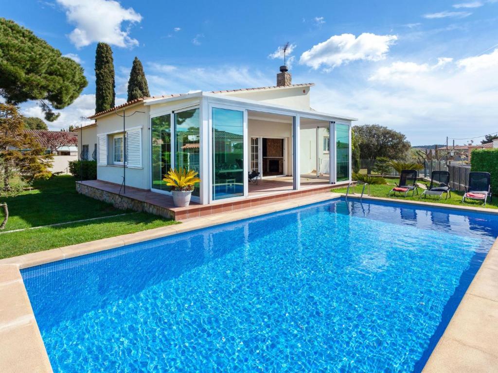 uma villa com piscina em frente a uma casa em Holiday Home Amsterdam by Interhome em Palamós