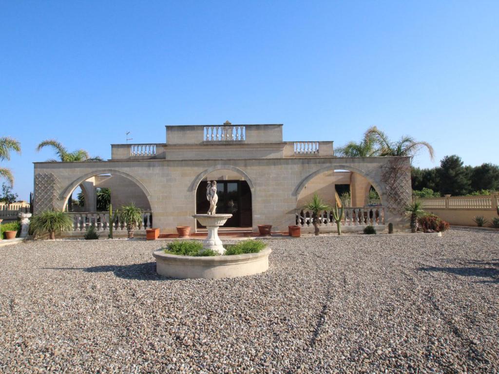 um edifício com uma fonte no meio de um pátio em Villa Alberto by Interhome em Marina di Lizzano