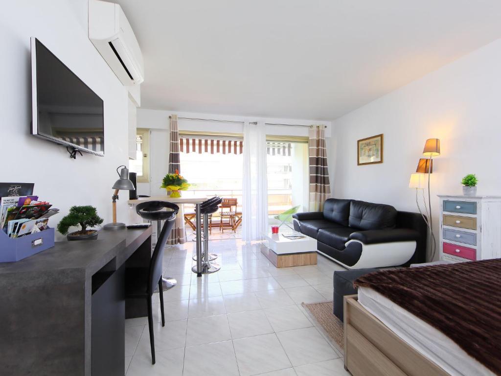 un salon avec un canapé et une table dans l'établissement Apartment Villa Lerins-6 by Interhome, à Cannes