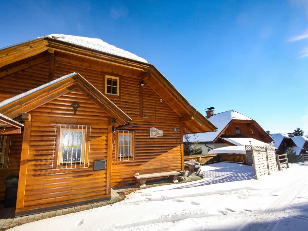 una baita di tronchi con neve a terra di Chalet Willegger by Interhome a Hochrindl