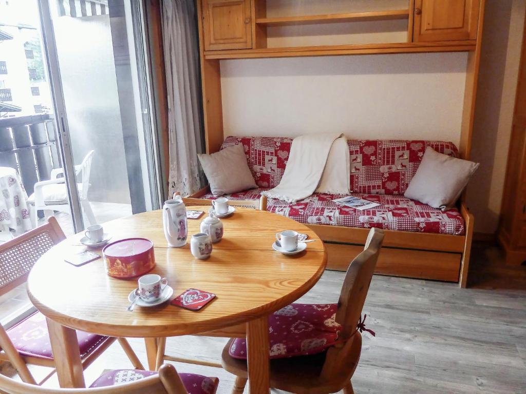 un soggiorno con tavolo e divano di Apartment Clos du Savoy-23 by Interhome a Chamonix-Mont-Blanc