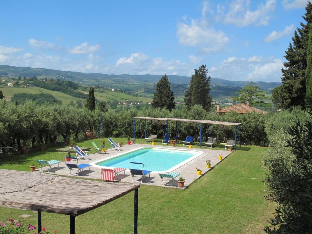una piscina al aire libre en un jardín con en Apartment Conte Francesco II-5 by Interhome, en Certaldo