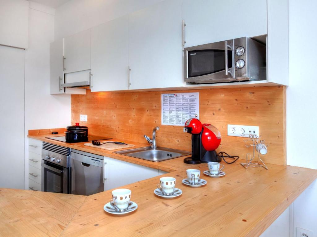 Kuchyň nebo kuchyňský kout v ubytování Apartment Cap Ras by Interhome
