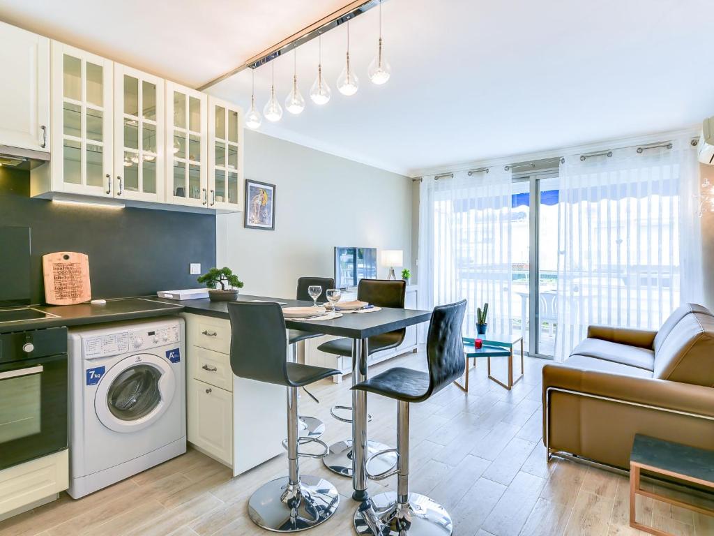 O bucătărie sau chicinetă la Apartment Le Beach Garden by Interhome