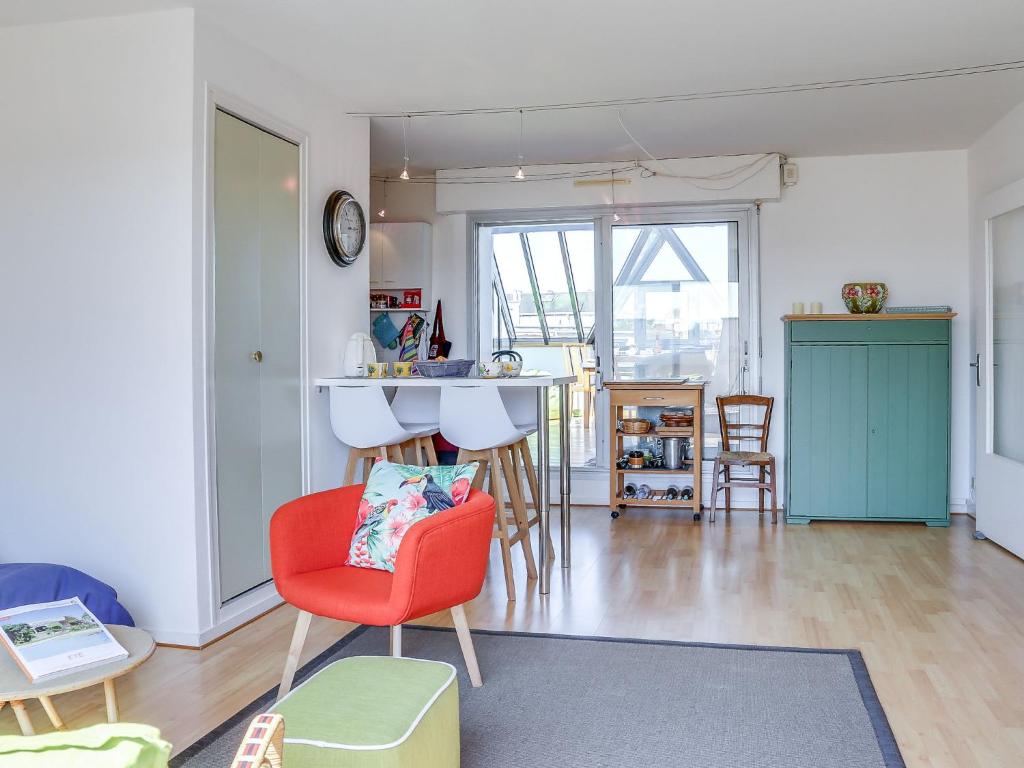 Kuchyň nebo kuchyňský kout v ubytování Apartment Ker Enclos-1 by Interhome