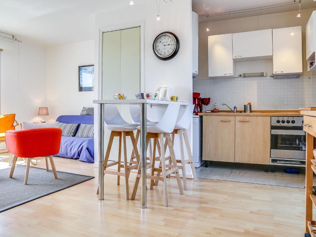 Kuchyň nebo kuchyňský kout v ubytování Apartment Ker Enclos-1 by Interhome