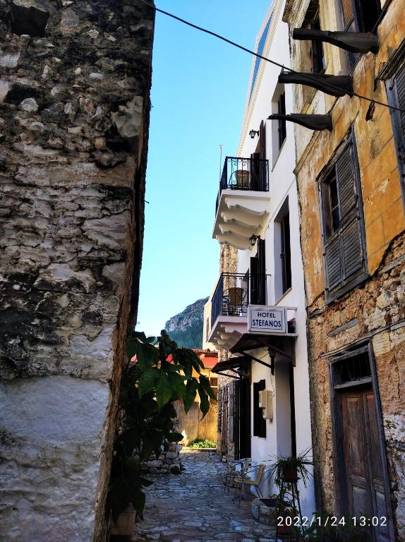 邁伊斯蒂的住宿－Stefanos，带阳台的古老建筑中的小巷