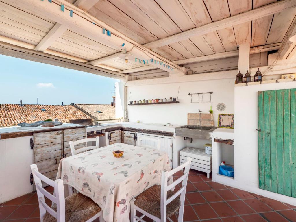 una cucina con tavolo e sedie in una stanza di Apartment Palazzo Antiche Porte-3 by Interhome a Rimini