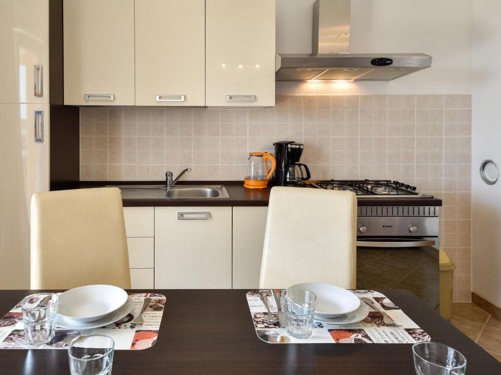 Kuchyňa alebo kuchynka v ubytovaní Apartment Milin-4 by Interhome