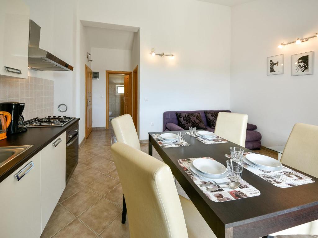 Kuchyňa alebo kuchynka v ubytovaní Apartment Milin-4 by Interhome