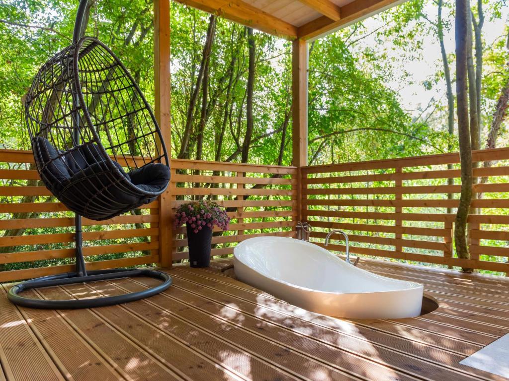 une baignoire et un hamac sur une terrasse en bois dans l'établissement Holiday Home Klen 2 by Interhome, à Hreljići