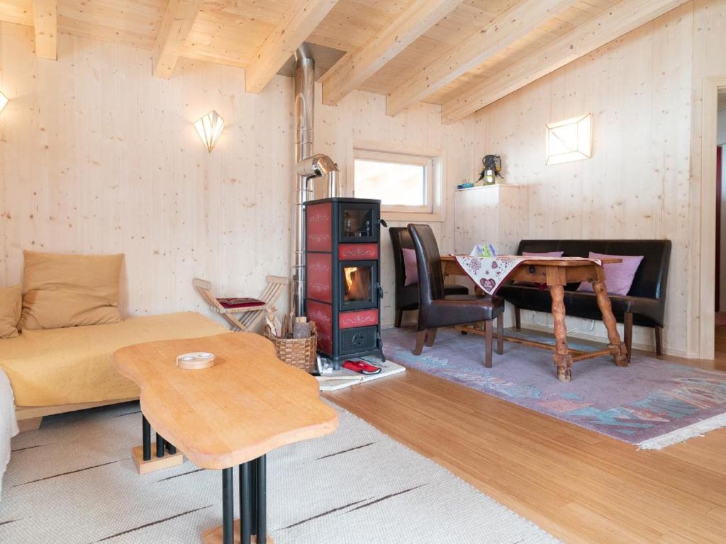 Posedenie v ubytovaní Chalet Shakti by Interhome