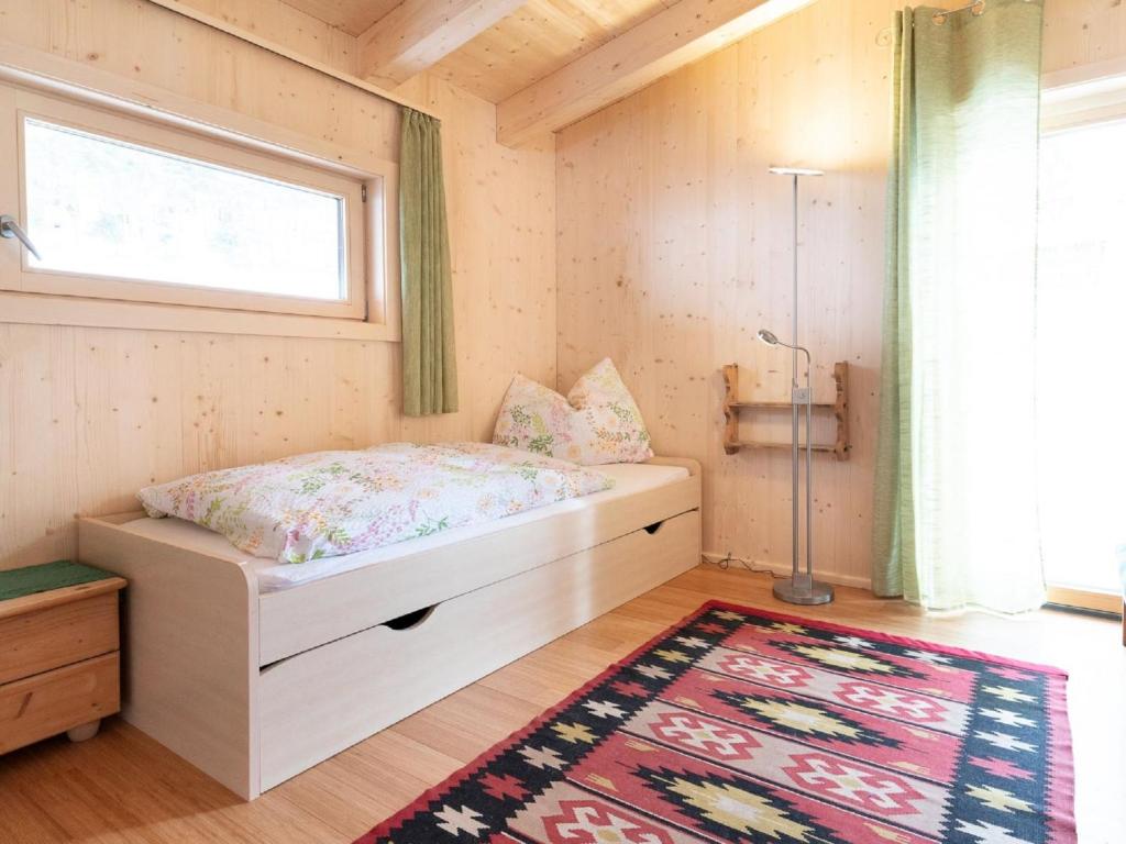 Posteľ alebo postele v izbe v ubytovaní Chalet Shakti by Interhome