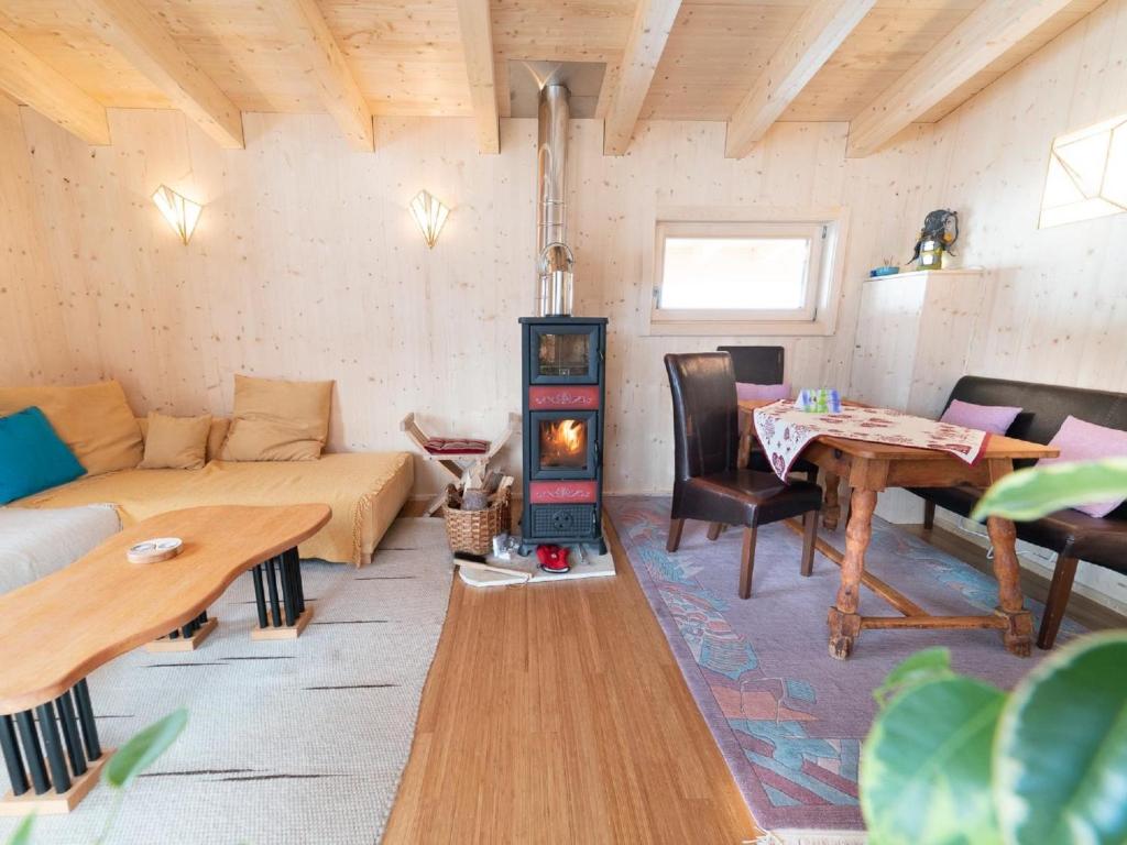 Posedenie v ubytovaní Chalet Shakti by Interhome