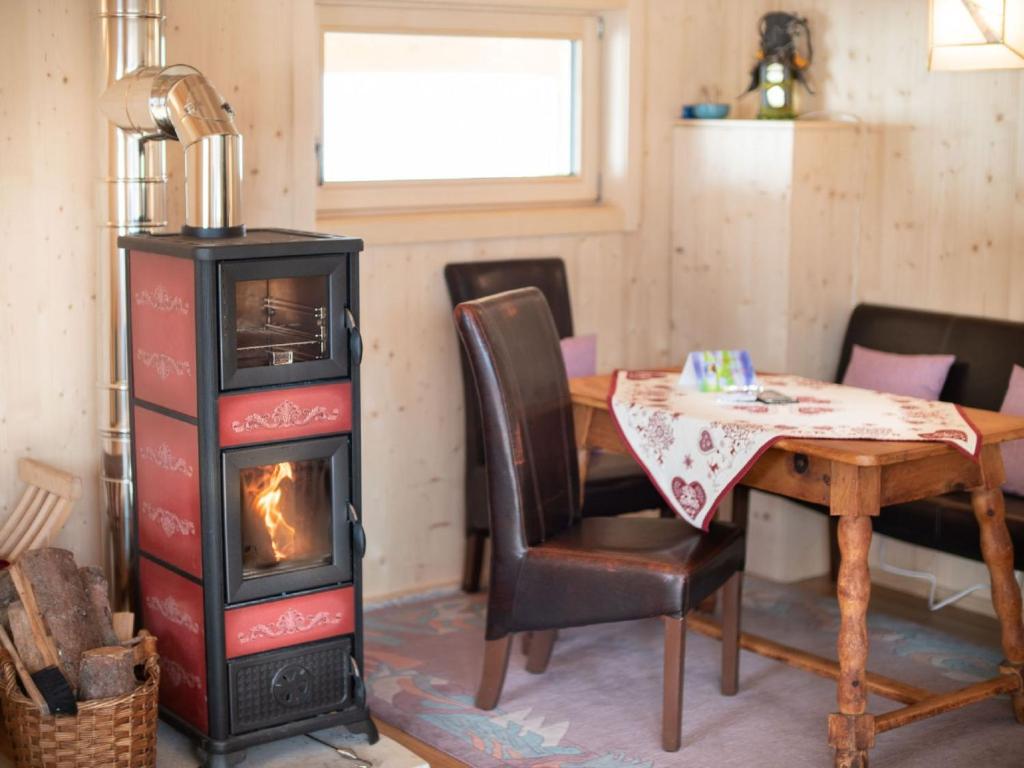 Posedenie v ubytovaní Chalet Shakti by Interhome