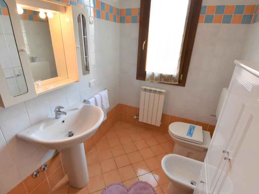 Kúpeľňa v ubytovaní Apartment Solmare-38 by Interhome