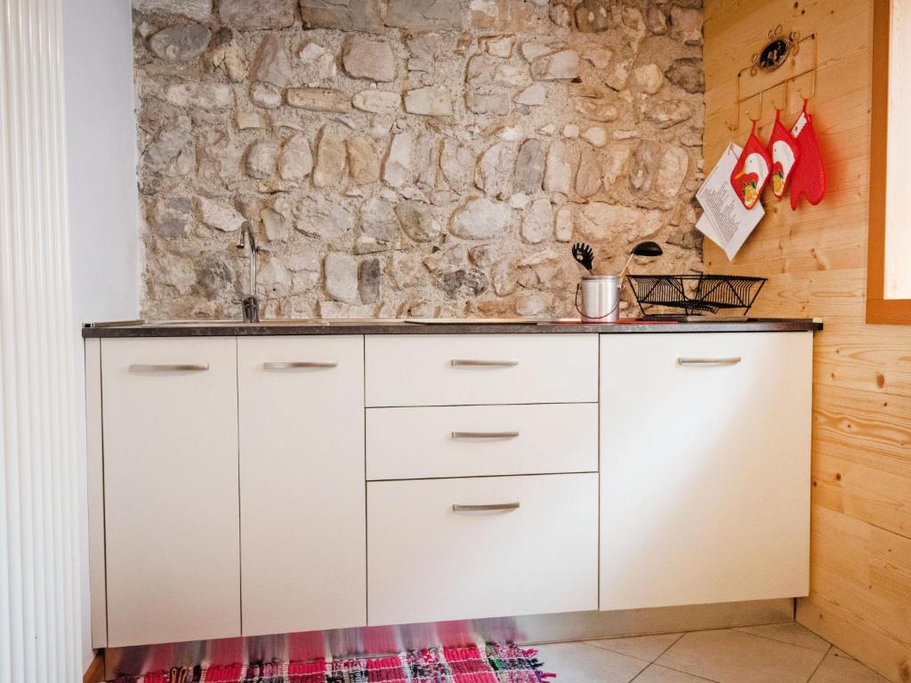 Kuchyň nebo kuchyňský kout v ubytování Apartment Albergo Diffuso - Cjasa Ustin-4 by Interhome