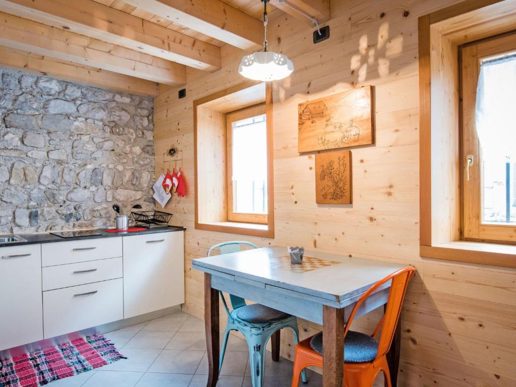 Kuchyň nebo kuchyňský kout v ubytování Apartment Albergo Diffuso - Cjasa Ustin-4 by Interhome