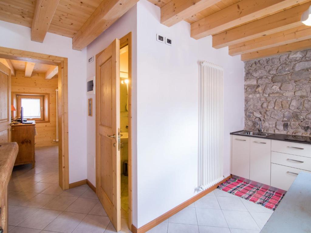 Kuchyň nebo kuchyňský kout v ubytování Apartment Albergo Diffuso - Cjasa Ustin-4 by Interhome