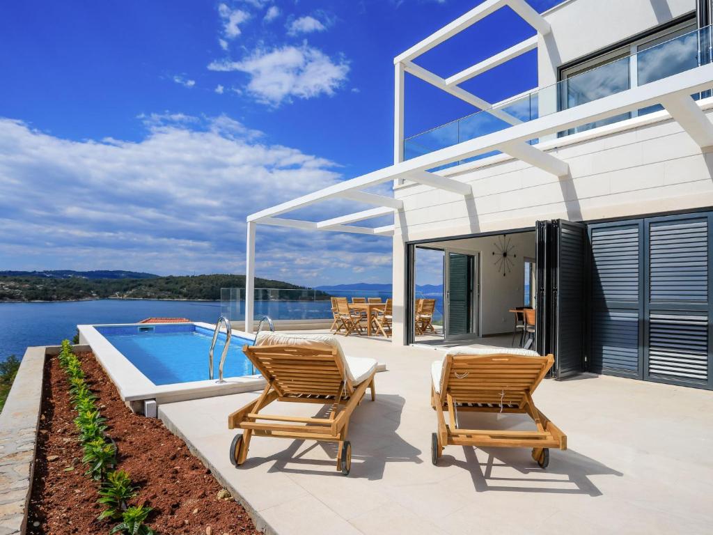 Bazen u ili blizu objekta Holiday Home Jakša by Interhome