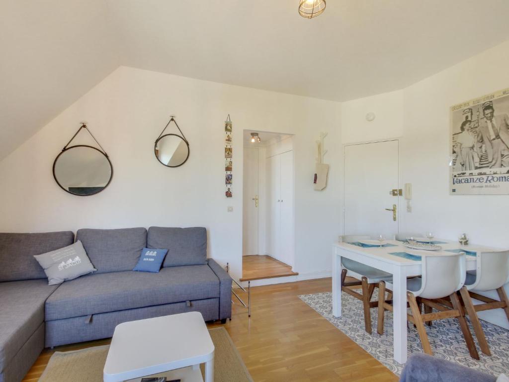 uma sala de estar com um sofá e uma mesa em Apartment Basse Vallée by Interhome em Dinard