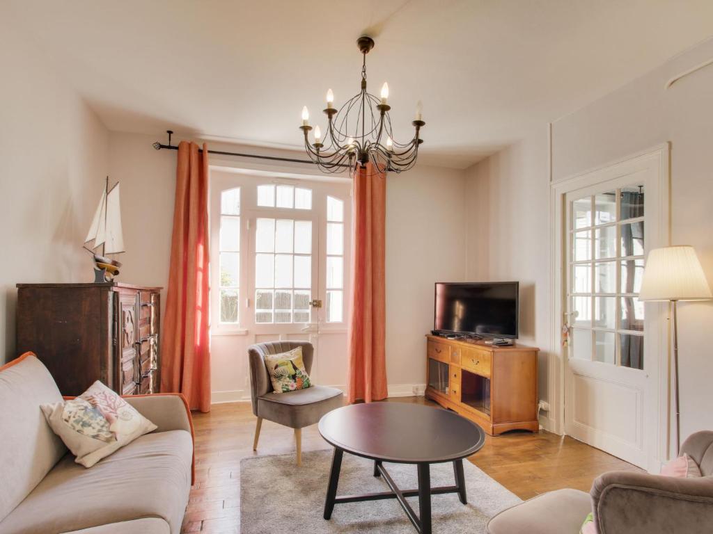sala de estar con sofá y mesa en Holiday Home Le Petit Biyou by Interhome en Dinard