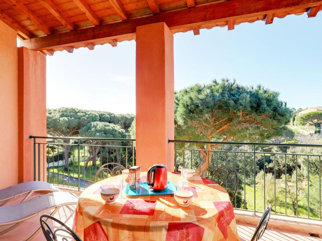 - une table avec une bouilloire sur le balcon dans l'établissement Apartment Le Mas d'Esquières-7 by Interhome, aux Issambres