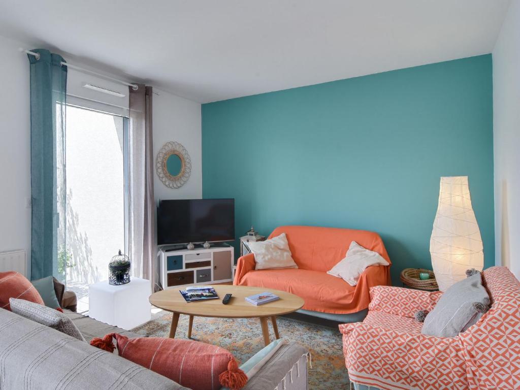 uma sala de estar com dois sofás e uma mesa em Apartment Confidence 2 by Interhome em Dinard