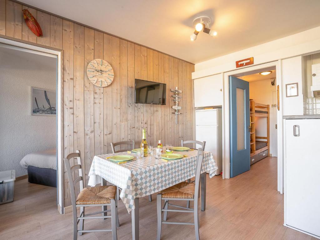 une cuisine et une salle à manger avec une table et des chaises dans l'établissement Apartment Résidence du Golfe by Interhome, au Grau-du-Roi