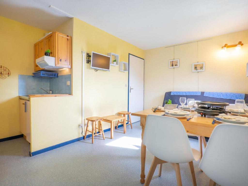 een keuken en eetkamer met een tafel en stoelen bij Apartment Le Bochate-8 by Interhome in Saint-Pancrace