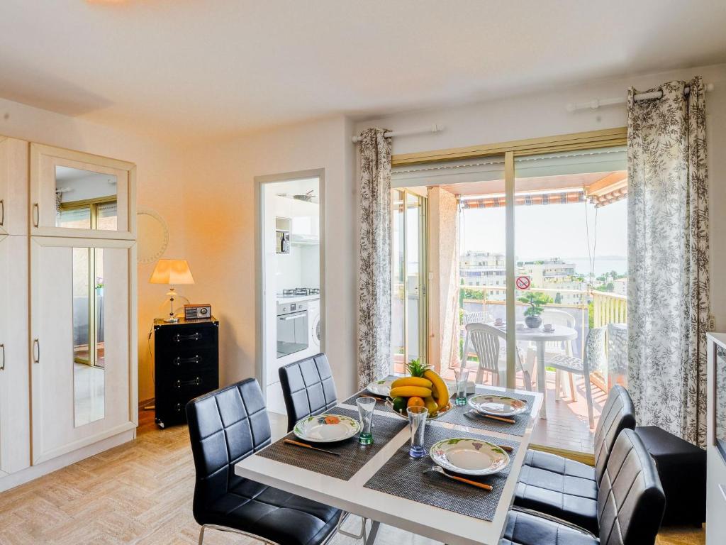 une salle à manger avec une table et des chaises et un balcon dans l'établissement Studio Le Baccara by Interhome, à Cagnes-sur-Mer