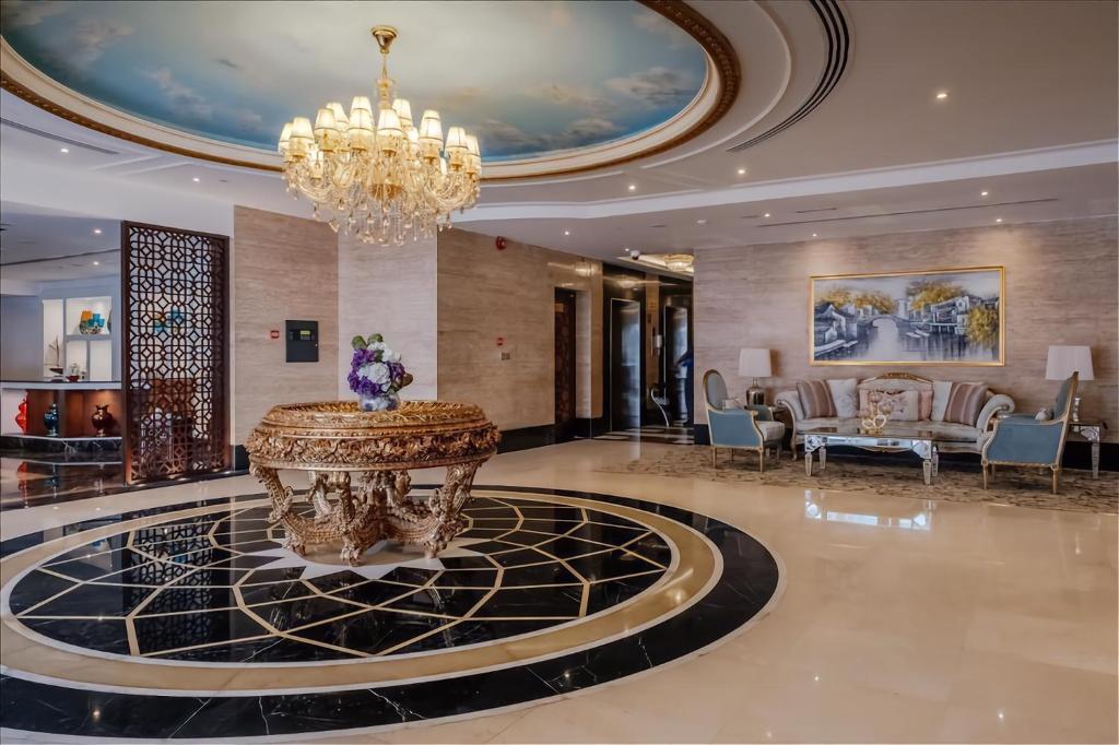 een lobby van een hotel met een kroonluchter bij Crystal Plaza Al Majaz Hotel in Sharjah