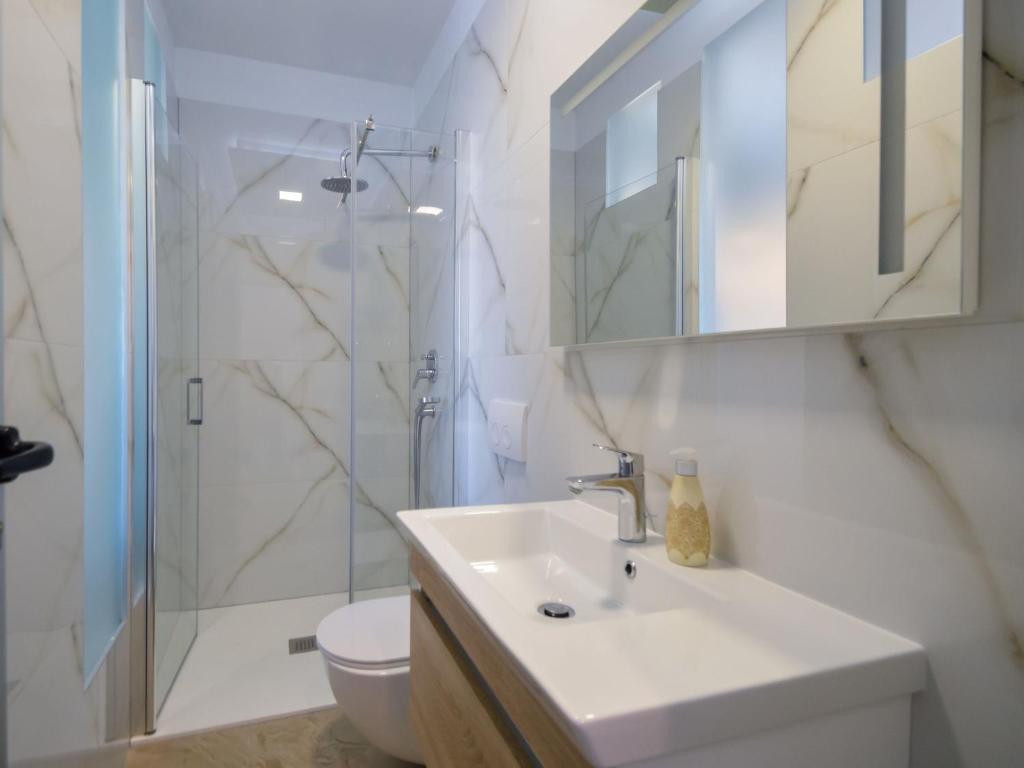 Kúpeľňa v ubytovaní Apartment Mornar-5 by Interhome