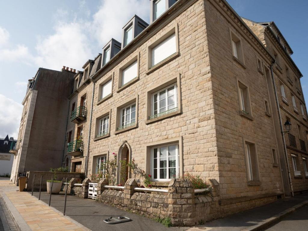 - un grand bâtiment en briques avec des fenêtres donnant sur une rue dans l'établissement Apartment Le Monceau by Interhome, à Dinard