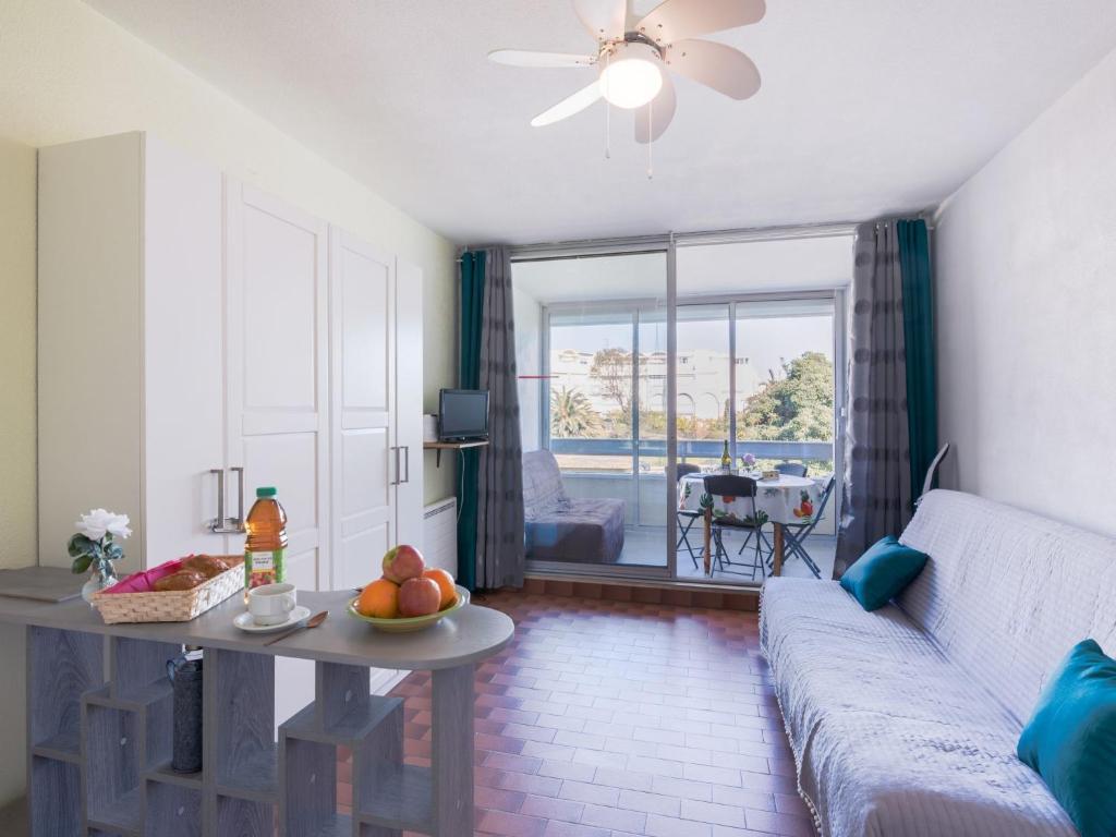 un salon avec un canapé et une table dans l'établissement Studio Floralies I-6 by Interhome, au Grau-du-Roi