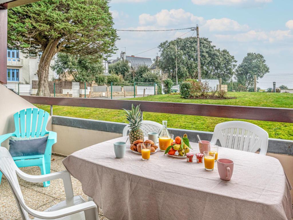 - une table avec des fruits et des jus de fruits sur un balcon dans l'établissement Studio Océan-1 by Interhome, à Carnac