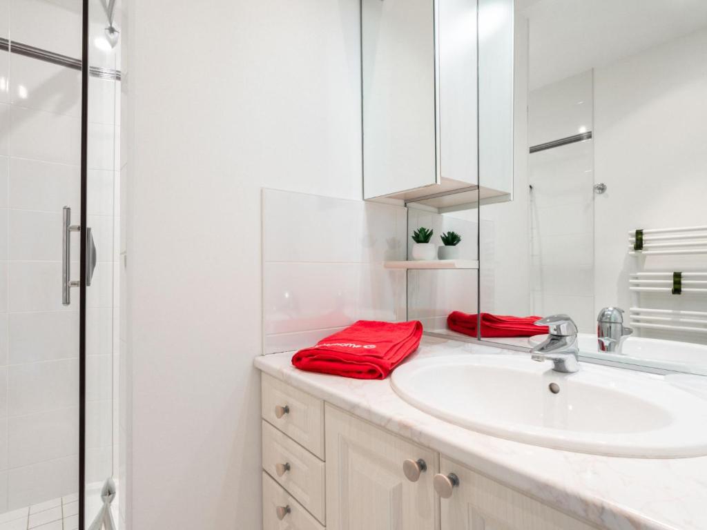 Koupelna v ubytování Apartment Le Parc du Prieuré by Interhome
