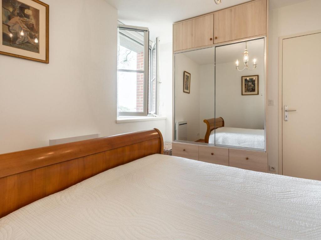 Postel nebo postele na pokoji v ubytování Apartment Le Parc du Prieuré by Interhome